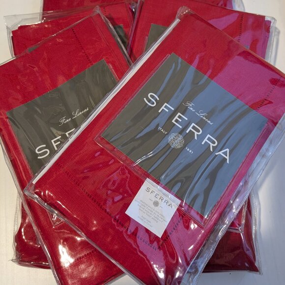 Red SFERRA Festival table linens - 1 tablecloth and 16 napkins - Picture 3 of 8